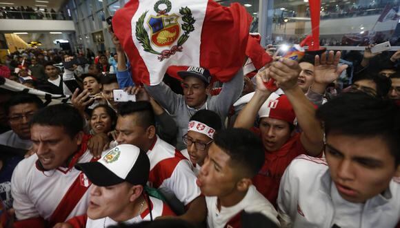 Decenas de hinchas esperan a la selección peruana (Renzo Salazar/Perú21)