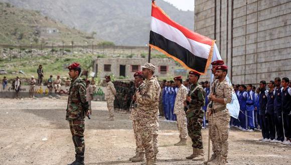 Combatientes de los Comités de Resistencia Popular, que apoyan a las fuerzas leales al presidente de Yemen, respaldado por Arabia Saudita, se alinean durante una ceremonia de graduación. (Foto referencial: AFP)