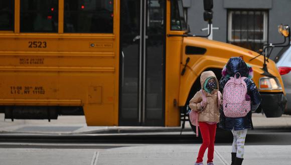 Alumnos con mascarillas caminan fuera de la escuela primaria Condit en Bellaire, en las afueras de Houston, Texas, el 16 de diciembre de 2020. (Foto:  Angela Weiss / AFP)