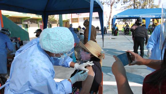 La vacunación contra el COVID-19 solo se realiza actualmente en cuatro distritos de Arequipa, según informó TV Perú. (Foto: Leonardo Cuito / GEC)
