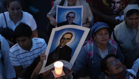 En un ambiente festivo, los salvadoreños cantaban y enarbolaban banderolas con la imagen del religioso, asesinado en 1980. | Foto: EFE