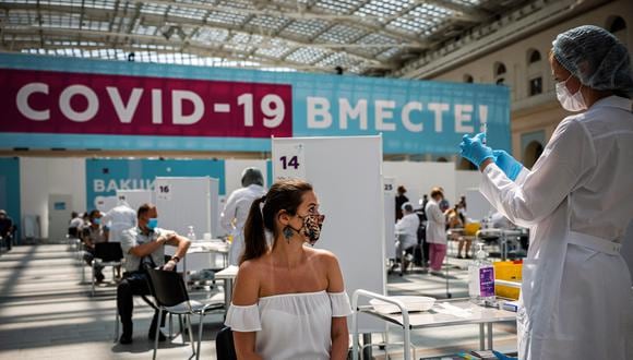 Rusia está batiendo récords de infecciones y muertes diarias debido a la baja tasa de vacunación de la población, en un contexto de desconfianza hacia las autoridades. (Foto: Dimitar DILKOFF / AFP)