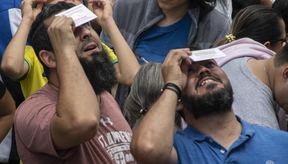 Un eclipse solar representa un riesgo para los ojos, según los especialistas. (Foto: Ezequiel BECERRA / AFP)