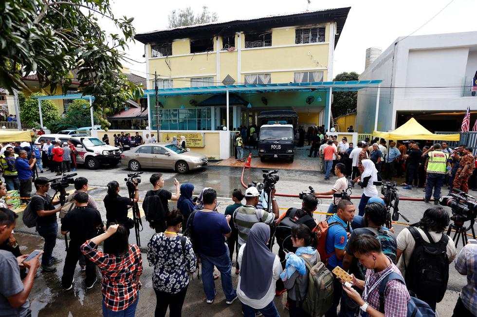 Muchedumbre de los medios fuera de la escuela religiosa Darul Quran Ittifaqiyah después del incendio en Kuala Lumpur. (Reuters)