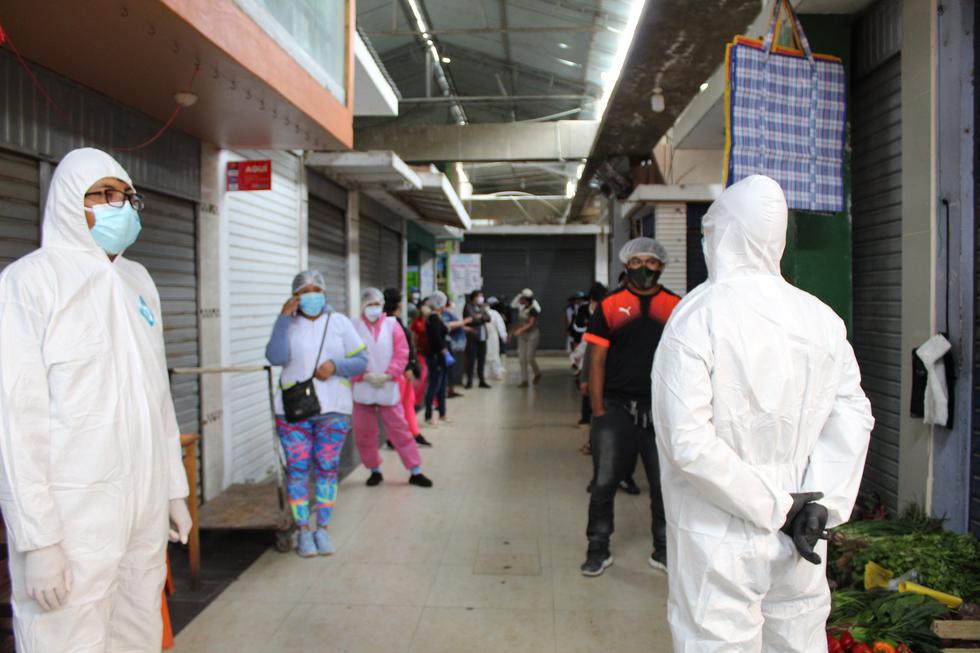 Brigada de salud intervino el Mercado Buenos Aires, en Nuevo Chimbote, El Santa, Áncash, y aplicó la prueba a 104 comerciantes. (Foto: Red de Salud Pacífico Sur)