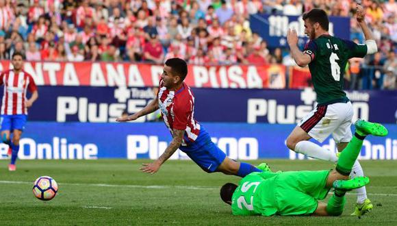 A pesar del esfuerzo de Sirigu, Atlético de Madrid derrotó 3-0 al Osasuna en la Liga Española. (AFP)