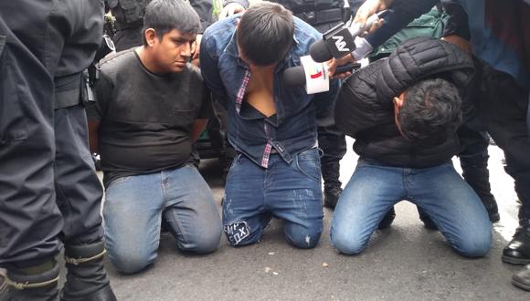 Los tres hombres fueron detenidos cuando intentaban huir de la escena del robo en un automóvil rojo.