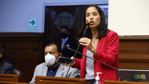 La congresista Sigrid Bazán se esponjó cuando su colega Patricia Juárez manifestó que la izquierda saca réditos políticos de la crisis. . (Foto: Congreso)