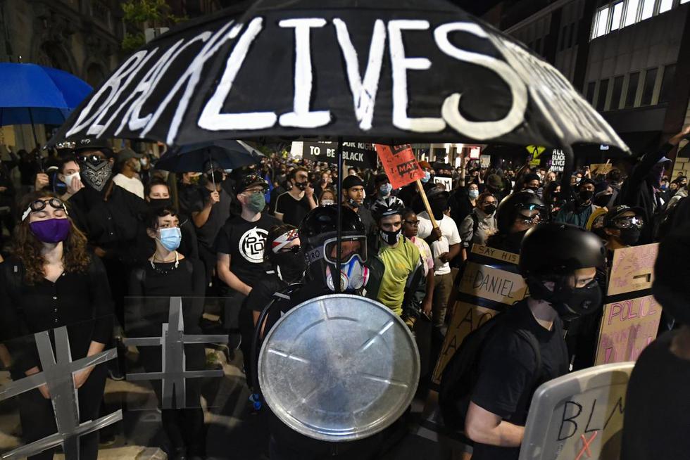 Las personas marchan por las calles de Rochester, Nueva York, el viernes 4 de setiembre de 2020 protestando por la muerte de Daniel Prude. (AP Photo/Adrian Kraus)