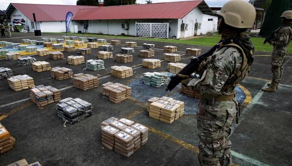 Unidades del Servicio Nacional Aeronaval de Panamá (SENAN), custodian 3,267 paquetes de presunta droga en la base del SENAN en Ciudad de Panamá (Panamá). Su destino final era Europa. (Foto: EFE/Bienvenido Velasco)
