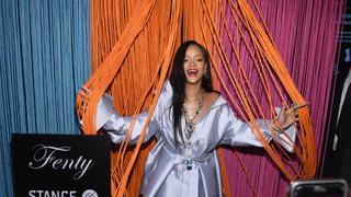 Rihanna se lució en camisón y dejó a la vista más de lo que esperaba [VIDEO]