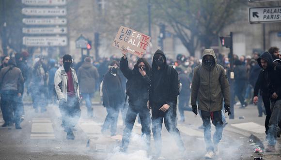 Macron, ya confrontó las protestas de los “chalecos amarillos” por medidas impopulares de aumento de precios de combustibles, señala el columnista. (Foto de JULIEN DE ROSA / AFP)