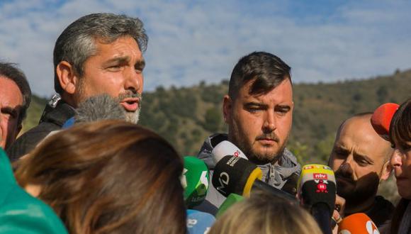 José Roselló (d), padre de Julen junto a Juan José Cortés (i), durante las declaraciones a los medios de comunicación.&nbsp;(Foto: EFE)