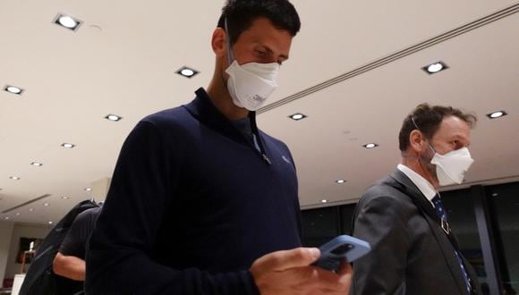 El tenista serbio, Novak Djokovic, camina en el aeropuerto de Melbourne antes de abordar su vuelo. (Reuters)