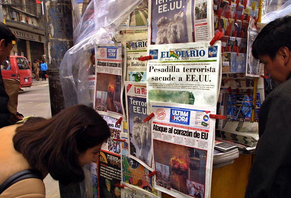 Los residentes de La Paz miran las portadas que anuncian los ataques terroristas del 11 de septiembre de 2001 contra el World Trade Center en Nueva York y el Pentágono en Washington. (Foto: GONZALO ESPINOZA / AFP)