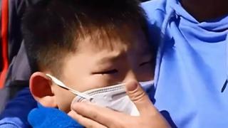 China: Niño estalla en llanto al reencontrarse con su madre que trabajó en hospital durante casi un mes