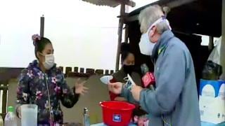 Gunter Rave regaló sus mascarillas a los vecinos de un asentamiento humano en SJM [VIDEO]