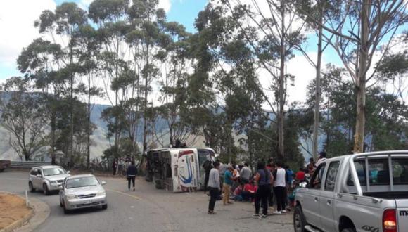 Paramédicos del Ministerio de Salud Pública permanecen en el lugar brindando atención a los afectados. (Foto: Twitter - @mercurioec).