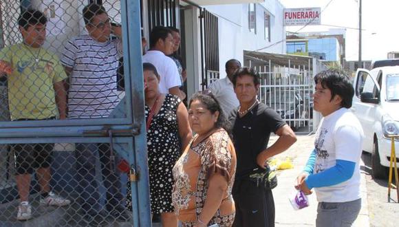 Deudos de víctimas en La Libertad esperaban los féretros en la morgue de Trujillo. (Alan Benites)