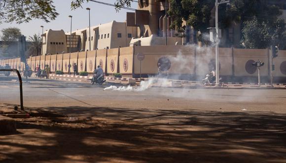 Las fuerzas de seguridad disparan gases lacrimógenos contra las personas que se reunieron en la plaza de la Nación para apoyar al ejército en Uagadugú el 23 de enero de 2022. (Foto por OLYMPIA DE MAISMONT / AFP)