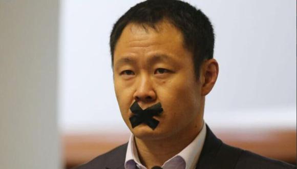 Kenji Fujimori es cuestionado por sus colegas de bancada por aparecer con esta cinta tapando su boca.