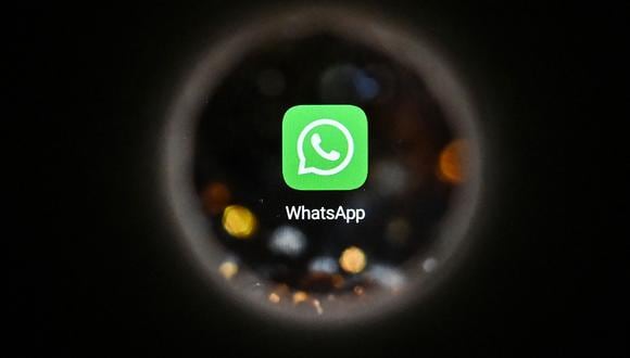 Esta fotografía tomada en Moscú el 5 de octubre de 2021 muestra el logotipo de WhatsApp, el software de mensajería instantánea de EE.UU., en la pantalla de un teléfono inteligente. (Foto: Kirill KUDRYAVTSEV / AFP)