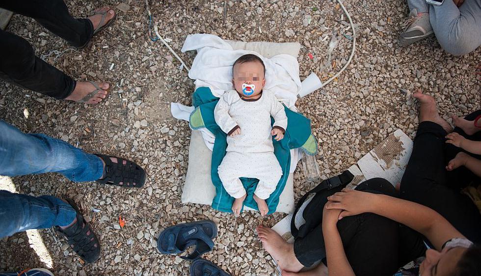 Un bebé sirio recostado en el suelo del campo de Kara Tepe, en la isla de Lesbos. Su familia no tiene leche para alimentarlo ni dinero para comprarla. (Georgios Makkas)