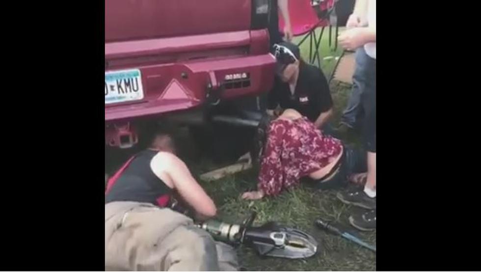 Una joven en estado de embriaguez metió su cabeza en un tubo de escape de un carro en el estado de Minnesota, Estados Unidos. (Captura/Facebook)