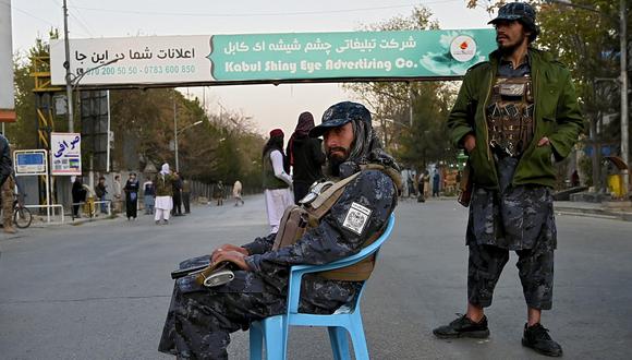 Combatientes talibanes montan guardia cerca del hospital militar Sardar Mohammad Dawood Khan en Kabul el 2 de noviembre de 2021, después de que al menos 15 personas murieron en un ataque a un hospital militar. (Foto: Wakil Kohsar / AFP)