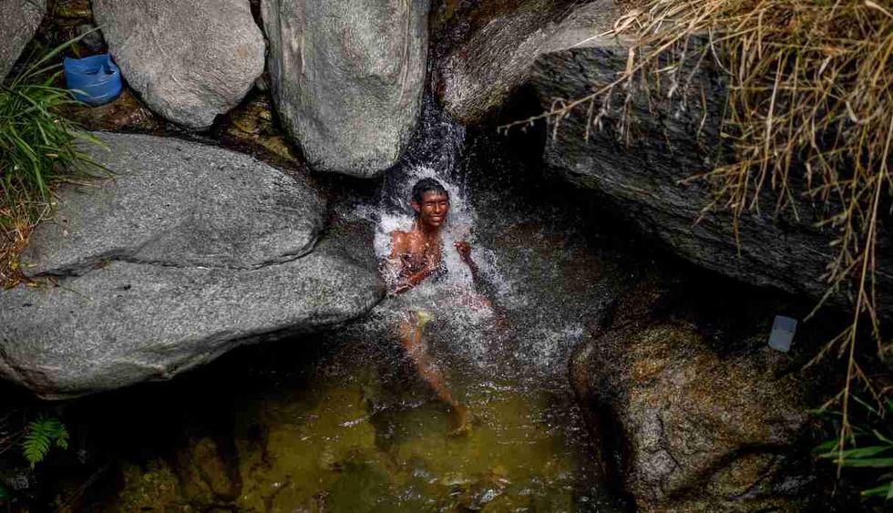 Un hombre se baña en un arroyo en la montaña Wuaraira Repano, también llamada "El Ávila", en Caracas. (Foto: AFP)