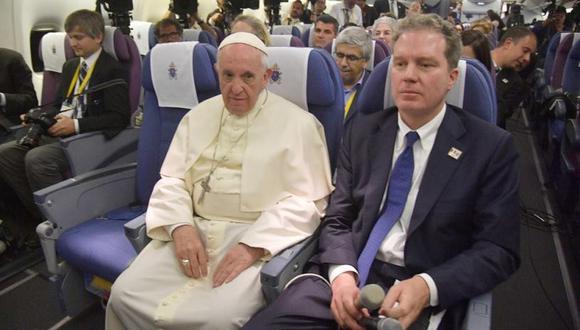 El papa Francisco y su ex portavoz Greg Bruke. (Foto: EFE)