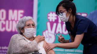 Chile inicia vacunación masiva contra el COVID-19 con población de riesgo
