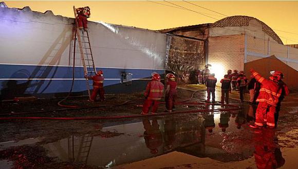Bomberos logran controlar el incendio en una fábrica de pinturas en Ate. (Andina)