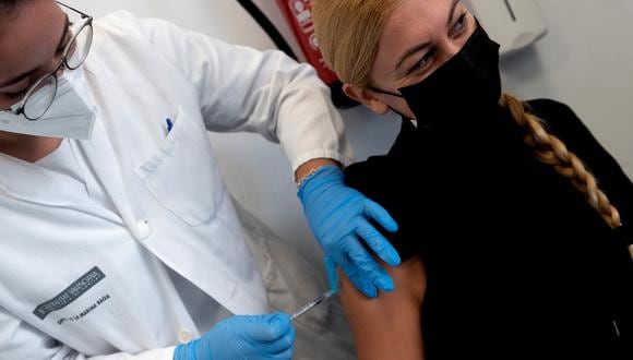 Un trabajador de la salud administra una dosis de la vacuna Covid-19 a una mujer, durante una campaña de vacunación en Benidorm, el 18 de noviembre de 2021. (Foto de JOSE JORDAN / AFP)
