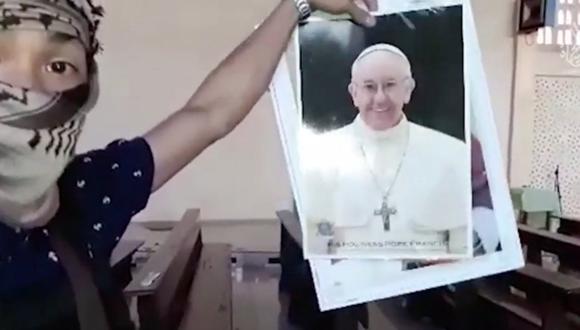 En las imágenes se observa a militantes rompiendo fotografías del papa Francisco y Benedicto XVI. (Captura)