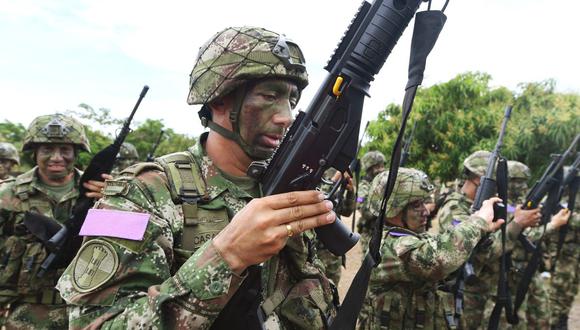 Un soldado colombiano prepara su arma durante un ejercicio de asalto guiado y supervisado por evaluadores de la Organización del Tratado del Atlántico Norte (OTAN) en la base militar de Tolemaida, Colombia, el 14 de septiembre de 2022. (Foto de Daniel MUÑOZ / AFP)