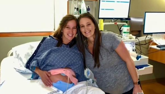 Las hermanas gemelas Autumn Shaw y Amber Tramontana, de Tennessee, han dado a luz a sus hijas en el mismo hospital con tan solo 90 minutos de diferencia, el día que cumplen años. (Foto: WATE 6 On Your Side / YouTube)