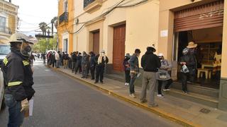 Coronavirus: Largas filas en Bolivia por el dióxido de cloro pese a estar desautorizado [FOTOS]