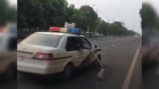 Policías arrastran a perro desde vehículo en marcha y generan indignación en miles [VIDEO]