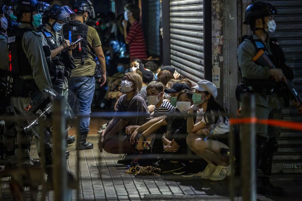 La policía detiene a un grupo de personas durante una protesta a favor de la democracia que pide la independencia de la ciudad en Hong Kong el 10 de mayo de 2020. (Foto: AFP/Isaac Lawrence)
