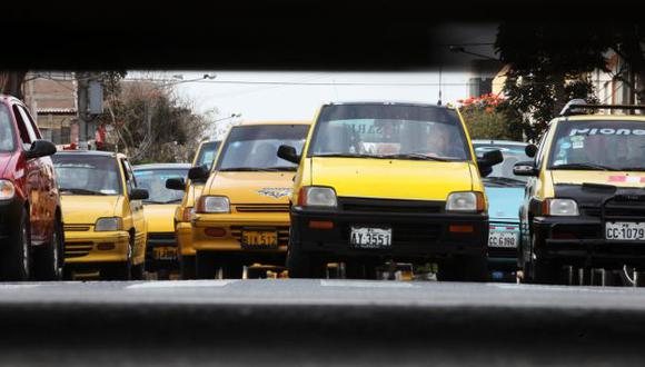 Alrededor de 30 mil Ticos que prestan el servicio de taxi, exponen las vidas de los pasajeros por su fragilidad. (Perú21)
