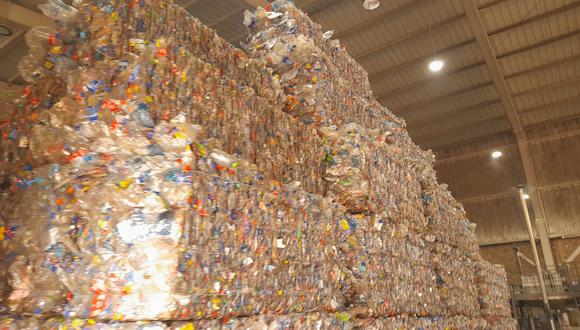 Reciclar y reutilizar plásticos es una gran manera de evitar que estos residuos contaminen el medio ambiente, así como brindar oportunidades laborales a numerosas personas. (Foto: Junior Zagaceta)