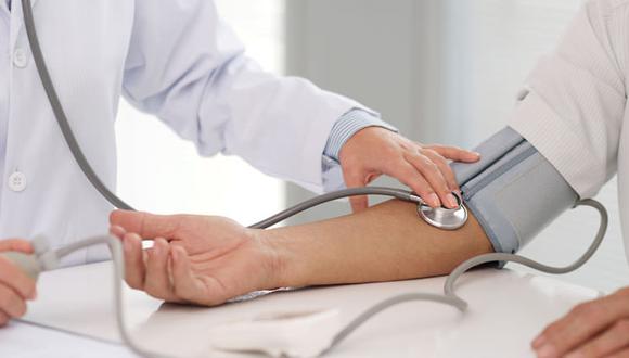 Se recomienda medirse de manera periódica la presión arterial para poder conocer los niveles en los que se encuentra y prevenir cuadros altos de hipertensión.