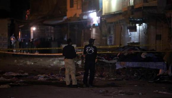 "La bomba detonada estaba oculta bajo una carreta de un vendedor de fruta", afirmó un agente de la policía paquistaní. El origen de la explosión aún no está claro. (Foto: EFE)