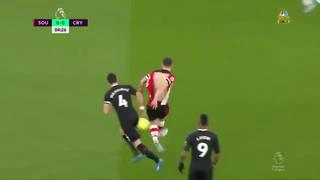 YouTube viral: jugador del Southampton terminó con la camiseta rota tras jalón de adversario [VIDEO]