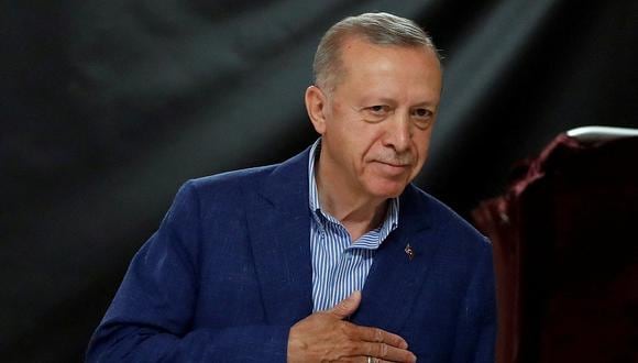 El presidente de Turquía y candidato presidencial del Partido AK, Recep Tayyip Erdogan, hace un gesto en el colegio electoral el día de la segunda vuelta presidencial en Estambul el 28 de mayo de 2023. (Foto de MURAD SEZER / POOL / AFP)