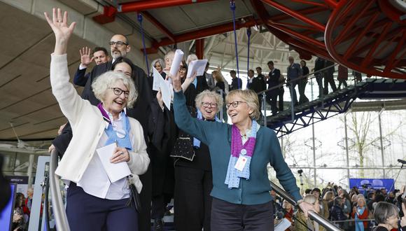 Representantes de la Asociación de Mujeres Mayores suiza celebrando la sentencia en Estrasburgo. (EFE)