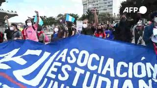 Guatemaltecos piden renuncia del presidente por tercera jornada consecutiva
