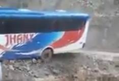 Bus interprovincial lleno de pasajeros casi cae a un abismo en La Libertad [VIDEO]