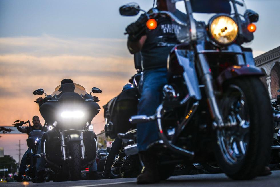 Los motociclistas conducen por Main Street en Sturgis, Dakota del Sur (Estados Unidos). (Michael Ciaglo/Getty Images/AFP).